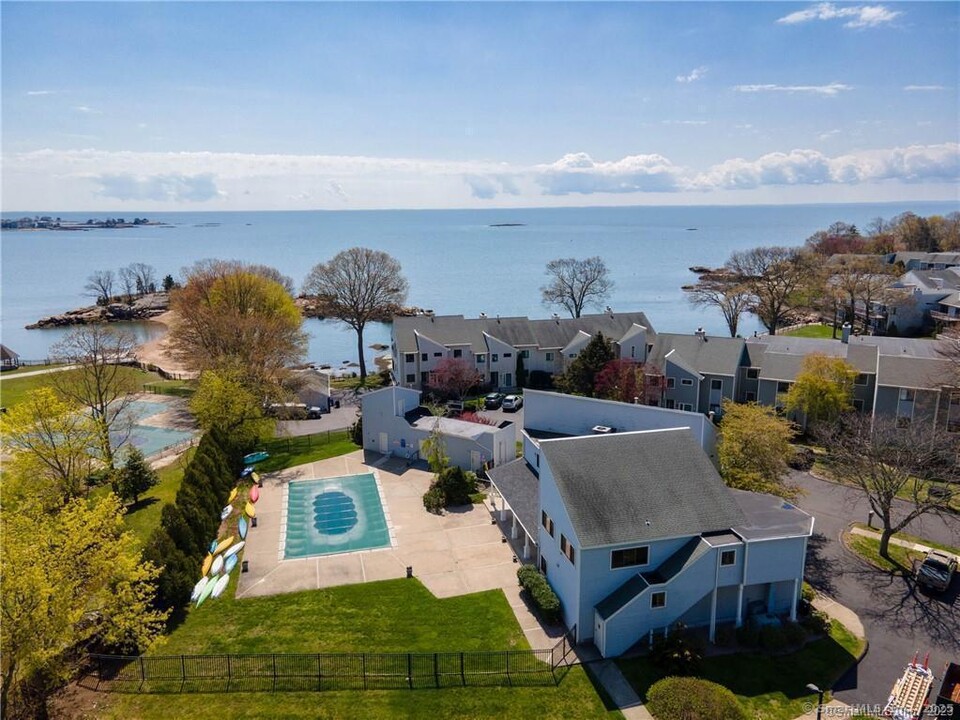 172 Turtle Bay Dr in Branford, CT - Building Photo