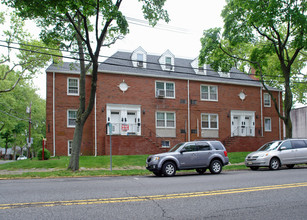 The Grand Imperial in Hasbrouck Heights, NJ - Foto de edificio - Building Photo