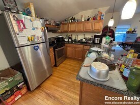 34 Bentley St, Unit 3 in Boston, MA - Building Photo