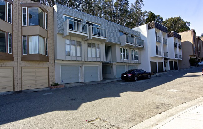 121 Darby Pl in San Bruno, CA - Building Photo - Building Photo