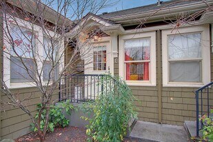 421 10th Ave E in Seattle, WA - Building Photo