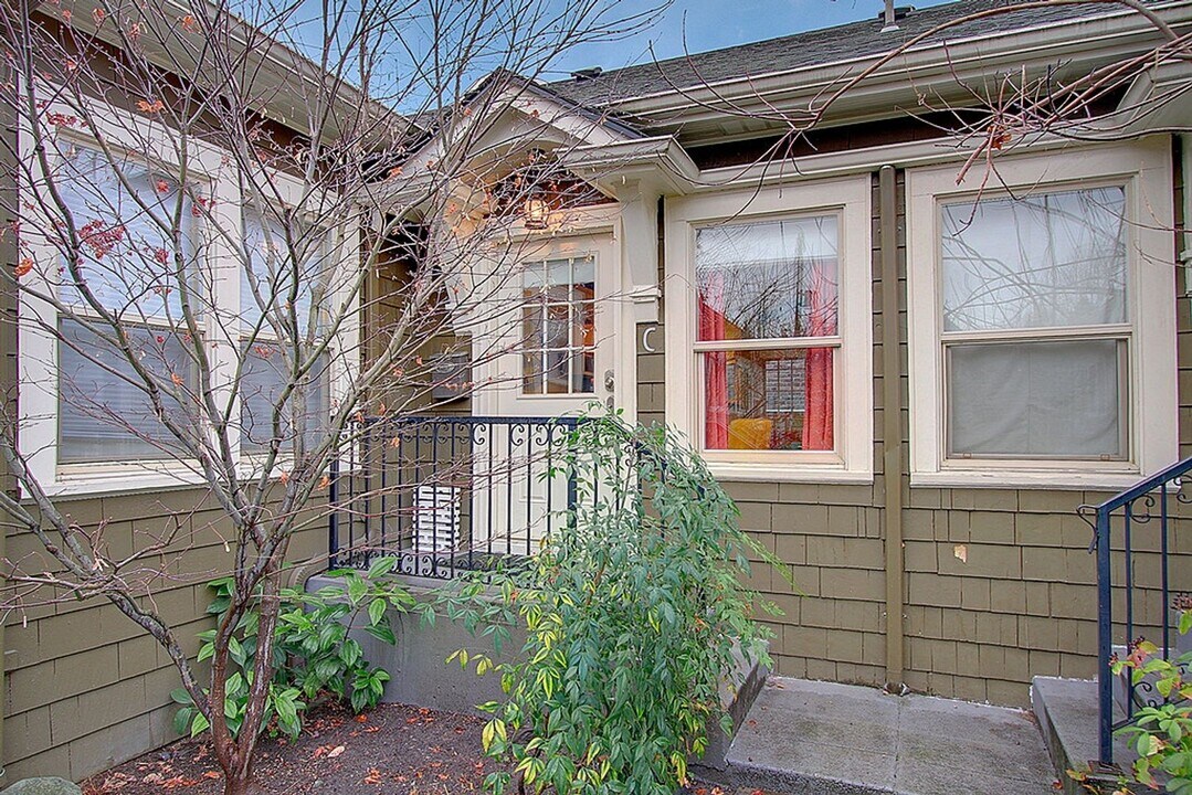 421 10th Ave E in Seattle, WA - Building Photo