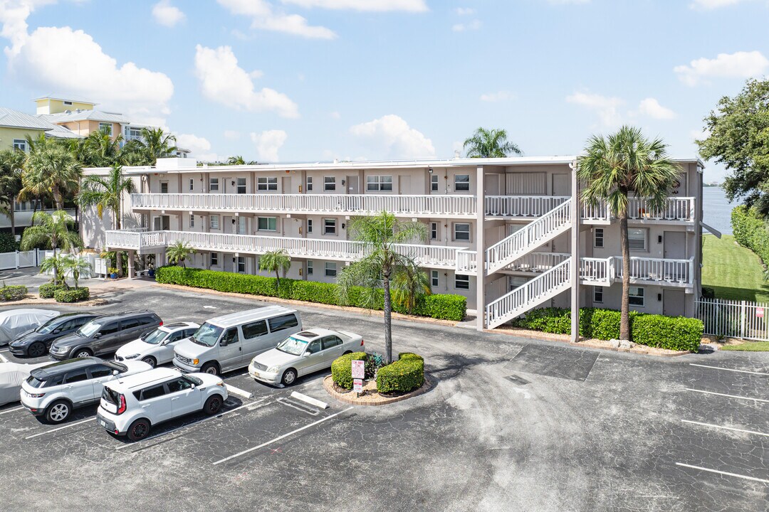 Island Towers in Lantana, FL - Building Photo