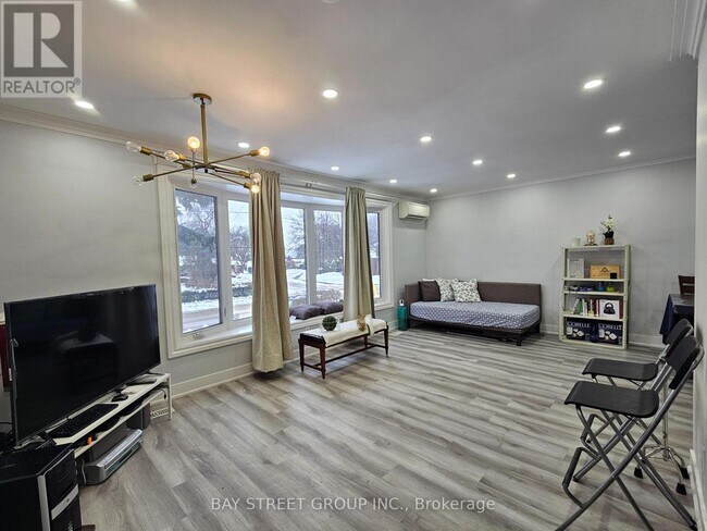 46 Lowcrest Blvd in Toronto, ON - Building Photo - Building Photo