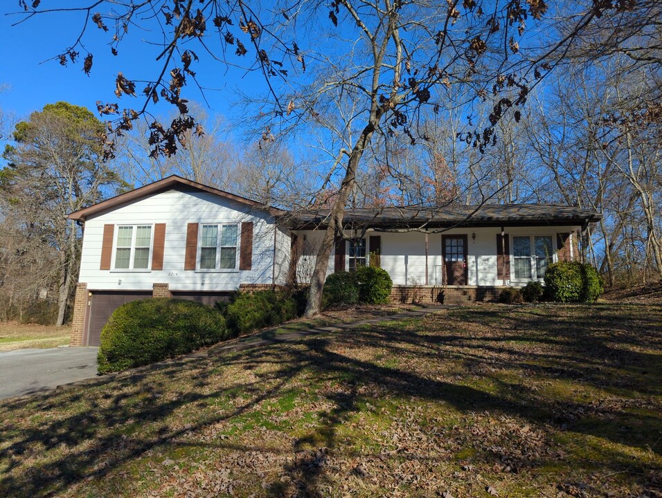 8214 Middle Valley Rd in Hixson, TN - Building Photo