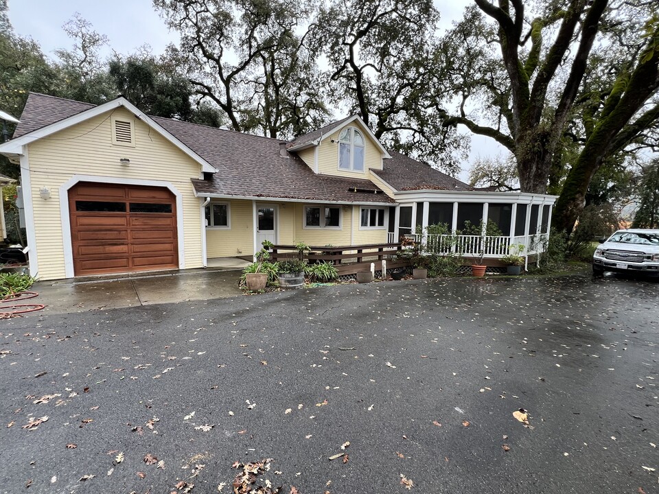 6489 Dry Creek Rd in Healdsburg, CA - Foto de edificio