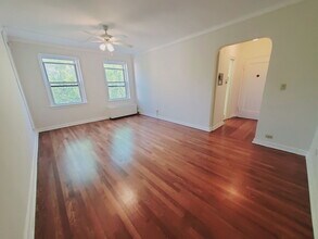 104 Woodside Green in Stamford, CT - Building Photo - Building Photo