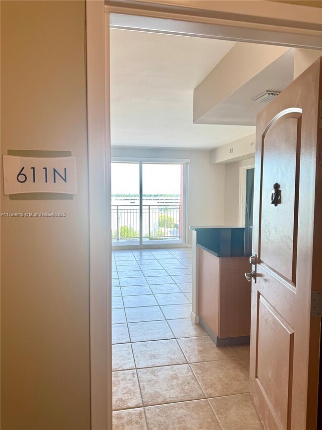 7355 SW 89th St in Miami, FL - Foto de edificio - Building Photo
