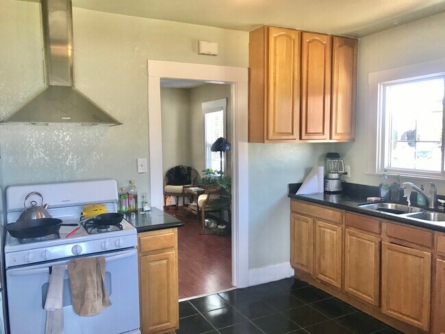 1151 60th Ave in Oakland, CA - Foto de edificio - Building Photo