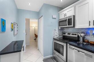 3111 Oakland Shores Dr in Oakland Park, FL - Building Photo - Building Photo