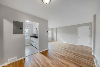 885 S Green Rd-Unit -5 in South Euclid, OH - Foto de edificio - Building Photo