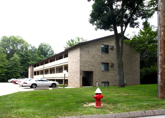 1320 Bailey Rd in Cuyahoga Falls, OH - Building Photo - Building Photo