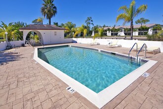 Coral Woods Apartments in Ft. Myers, FL - Foto de edificio - Building Photo