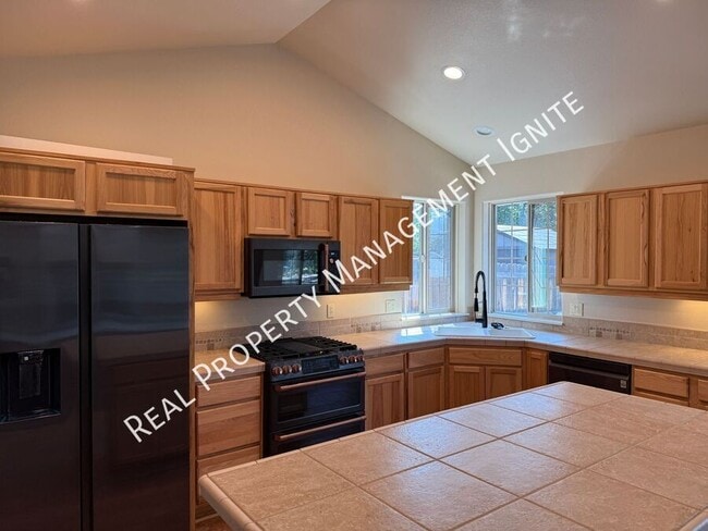 63445 Ledgestone Ct in Bend, OR - Building Photo - Building Photo