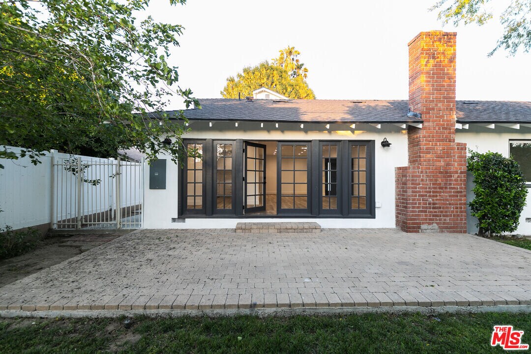 8335 Gladbeck Ave in Los Angeles, CA - Foto de edificio