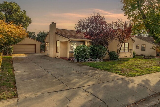 property at 966 W Mariposa Ave