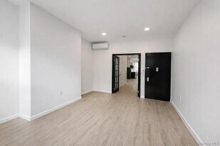 754 Manhattan Ave in Brooklyn, NY - Building Photo