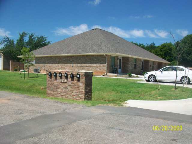 305 NE 3rd St in Moore, OK - Building Photo