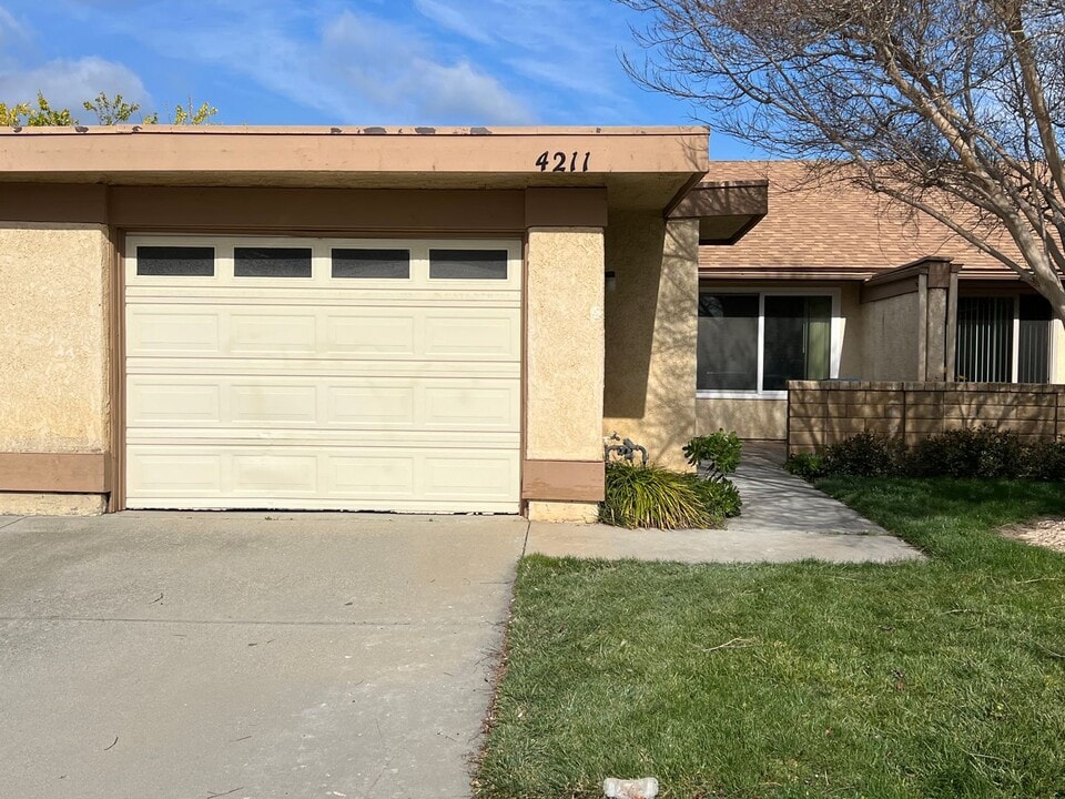 4211 Village 4 in Camarillo, CA - Building Photo