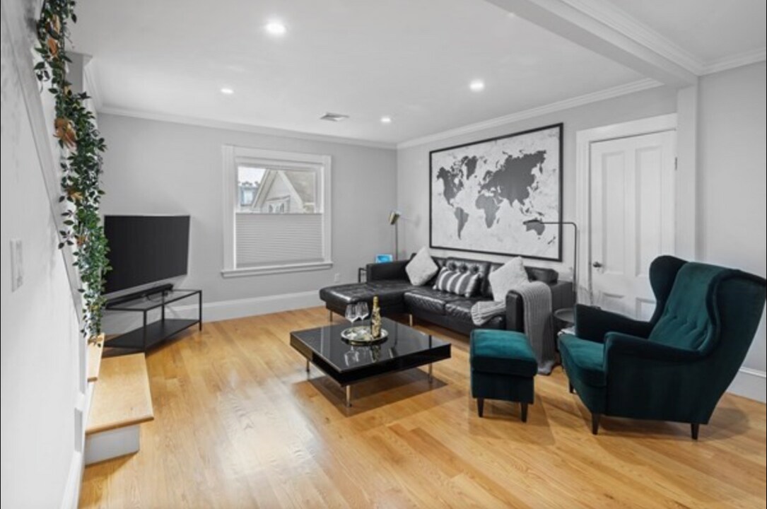 14 Everett St, Unit 2 in Medford, MA - Building Photo