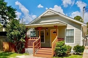 410 McPhail St in Tomball, TX - Building Photo