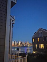 490 Fulton Ct in West New York, NJ - Foto de edificio - Building Photo
