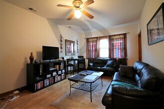 1520 W Melrose St, Unit 2R in Chicago, IL - Foto de edificio - Building Photo