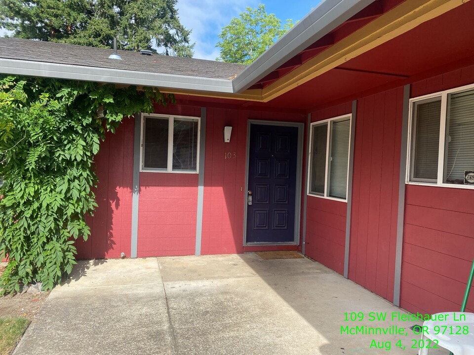 103-105 SW Fleishauer Ln in McMinnville, OR - Building Photo