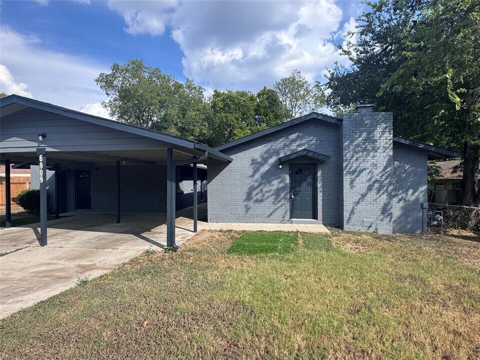 6909 Cooper Ln in Austin, TX - Building Photo