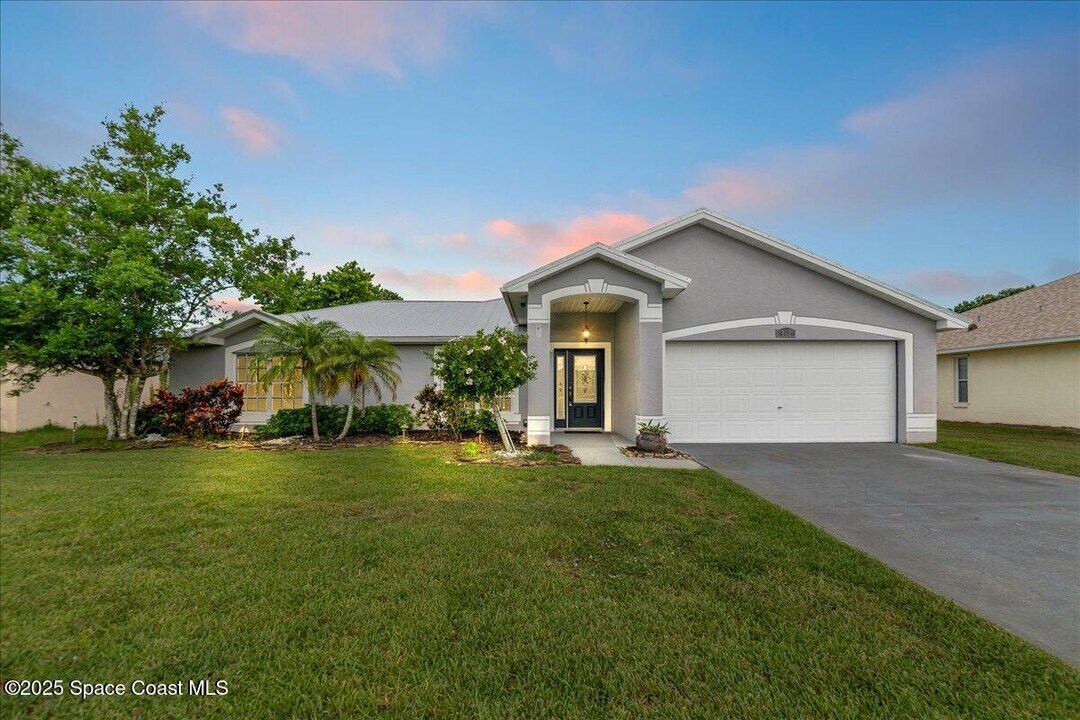 897 Hunters Creek Dr in Melbourne, FL - Building Photo