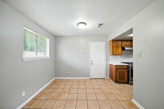 9015 Ivy Spring Ln in Houston, TX - Foto de edificio - Building Photo