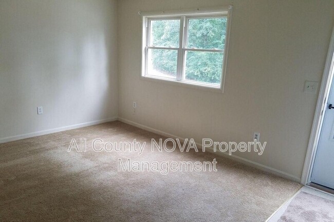 110 Manor Ln in Fredericksburg, VA - Building Photo - Building Photo