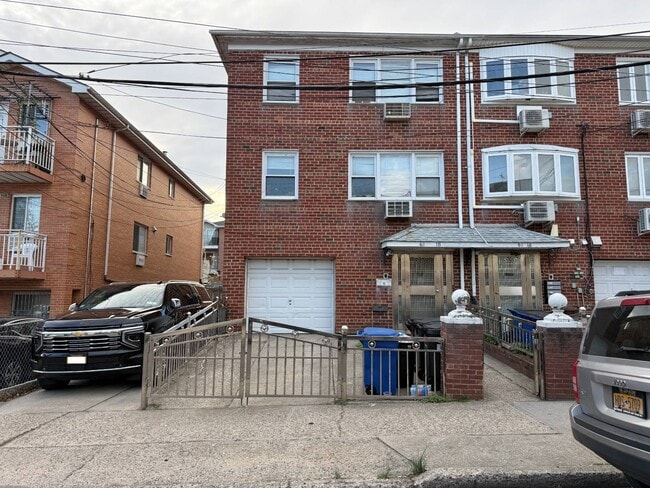 property at 71-61-61170 170th St