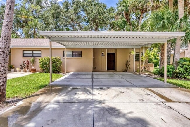 5051 Village Garden Dr in Sarasota, FL - Building Photo - Building Photo