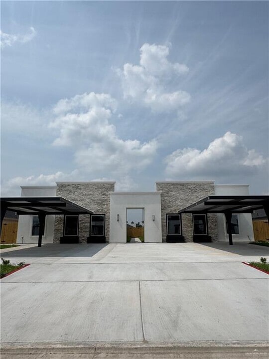 2107 Cassandra St in Mission, TX - Building Photo