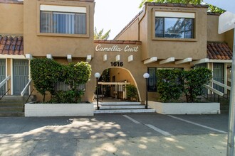 Camellia Court Apartments in Sacramento, CA - Foto de edificio - Building Photo