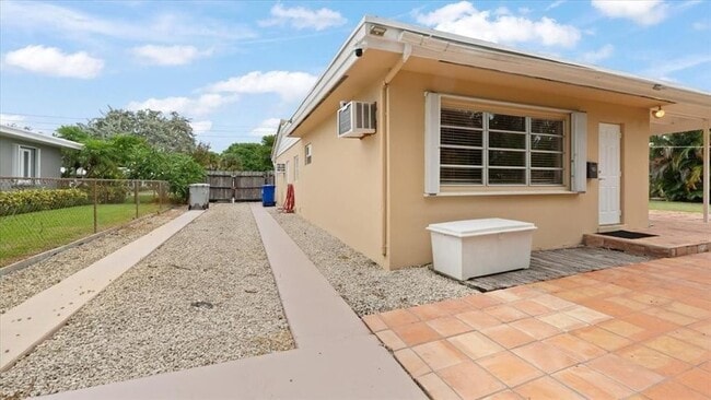 724 NE 2nd St in Pompano Beach, FL - Foto de edificio - Building Photo