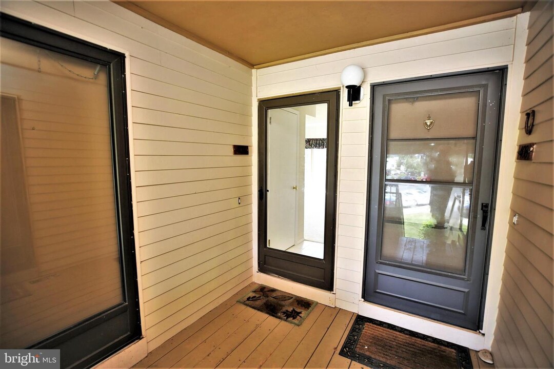 404 Aspen Dr in Plainsboro, NJ - Building Photo