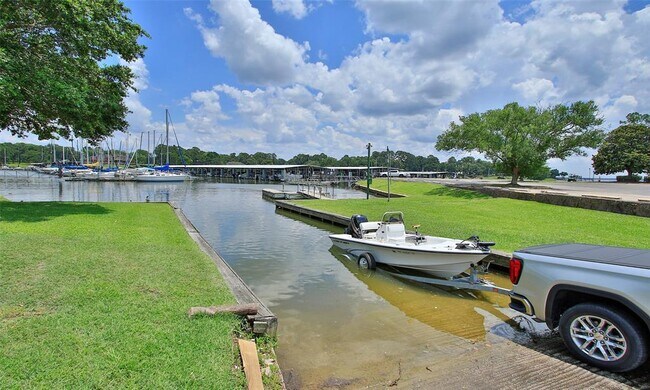6867 Stillwater Dr in Willis, TX - Building Photo - Building Photo