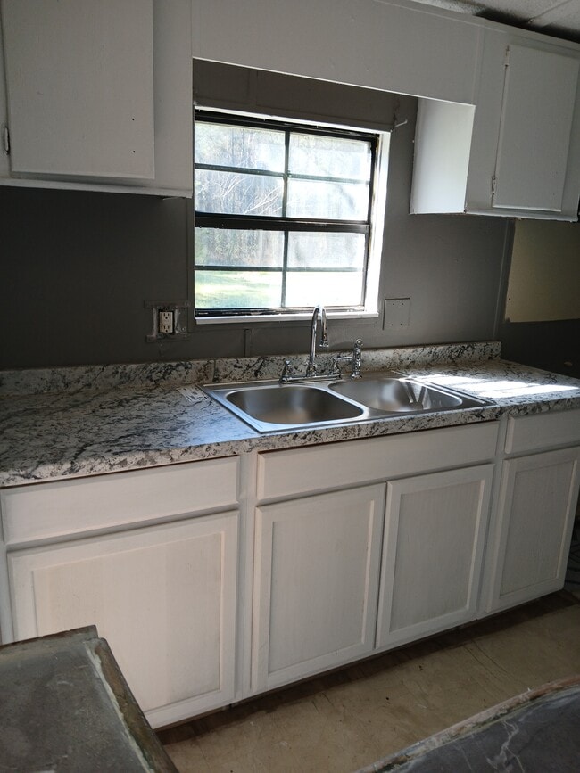 1038 Viking Ct in Manning, SC - Foto de edificio - Building Photo