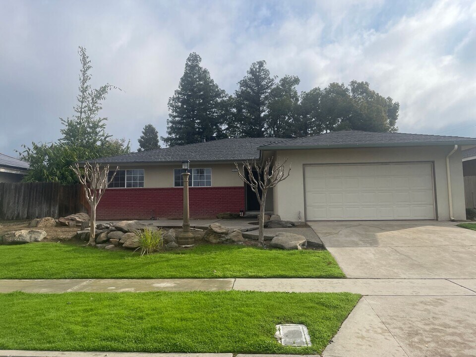 2222 N Laureen Ave in Fresno, CA - Building Photo
