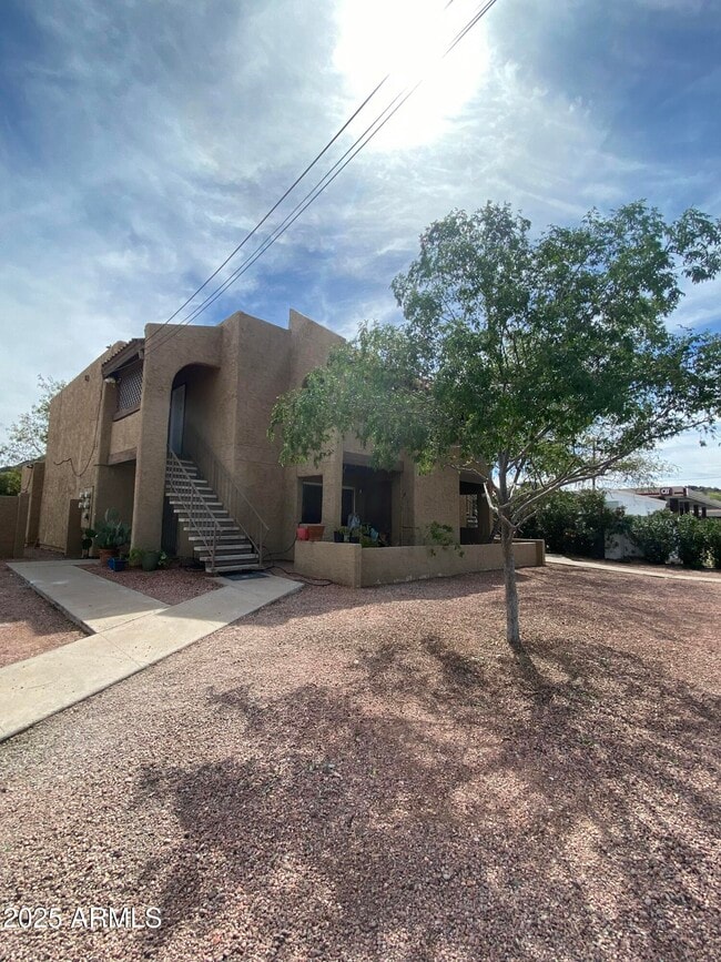 2211 E Cactus Rd in Phoenix, AZ - Building Photo - Building Photo