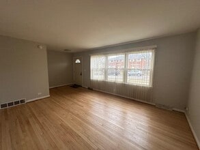 555 Lynn Ct in Glendale Heights, IL - Building Photo - Building Photo