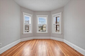 99 Capen St, Unit 2 in Boston, MA - Foto de edificio - Building Photo