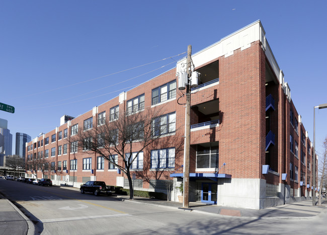 Live Oaks Loft in Dallas, TX - Foto de edificio - Building Photo