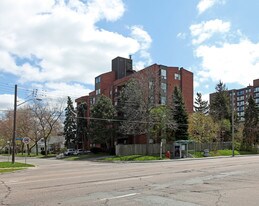 1 Inniswood Cres in Toronto, ON - Building Photo