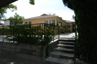 425 E Cedar Ave in Burbank, CA - Foto de edificio - Building Photo