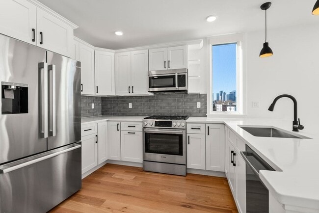 175 Gove St, Unit 5R in Boston, MA - Foto de edificio - Building Photo