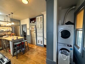 12 Oswald St, Unit 1 in Boston, MA - Foto de edificio - Building Photo