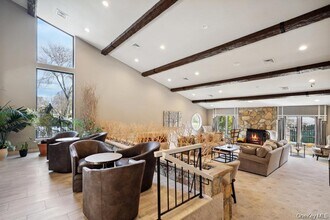 124 Foxwood Dr in Jericho, NY - Building Photo - Building Photo